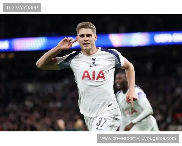 十人热刺4-0哥本哈根 范德芬全场奔袭一条龙，热刺一哥是谁